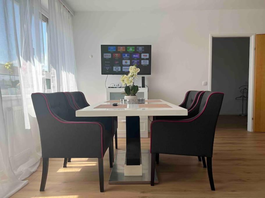 Apartment Holiday Place In City