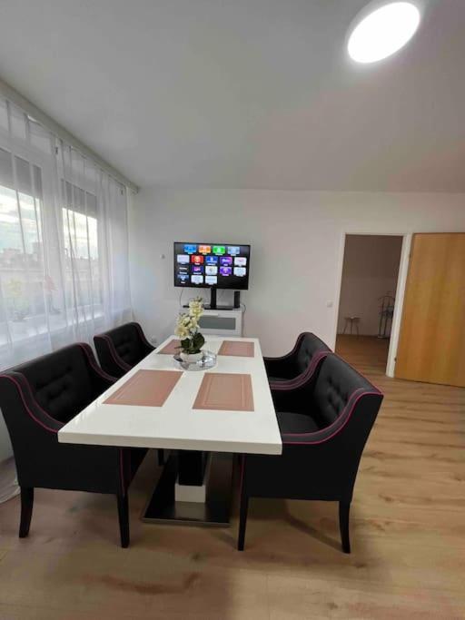 Apartment Holiday Place In City